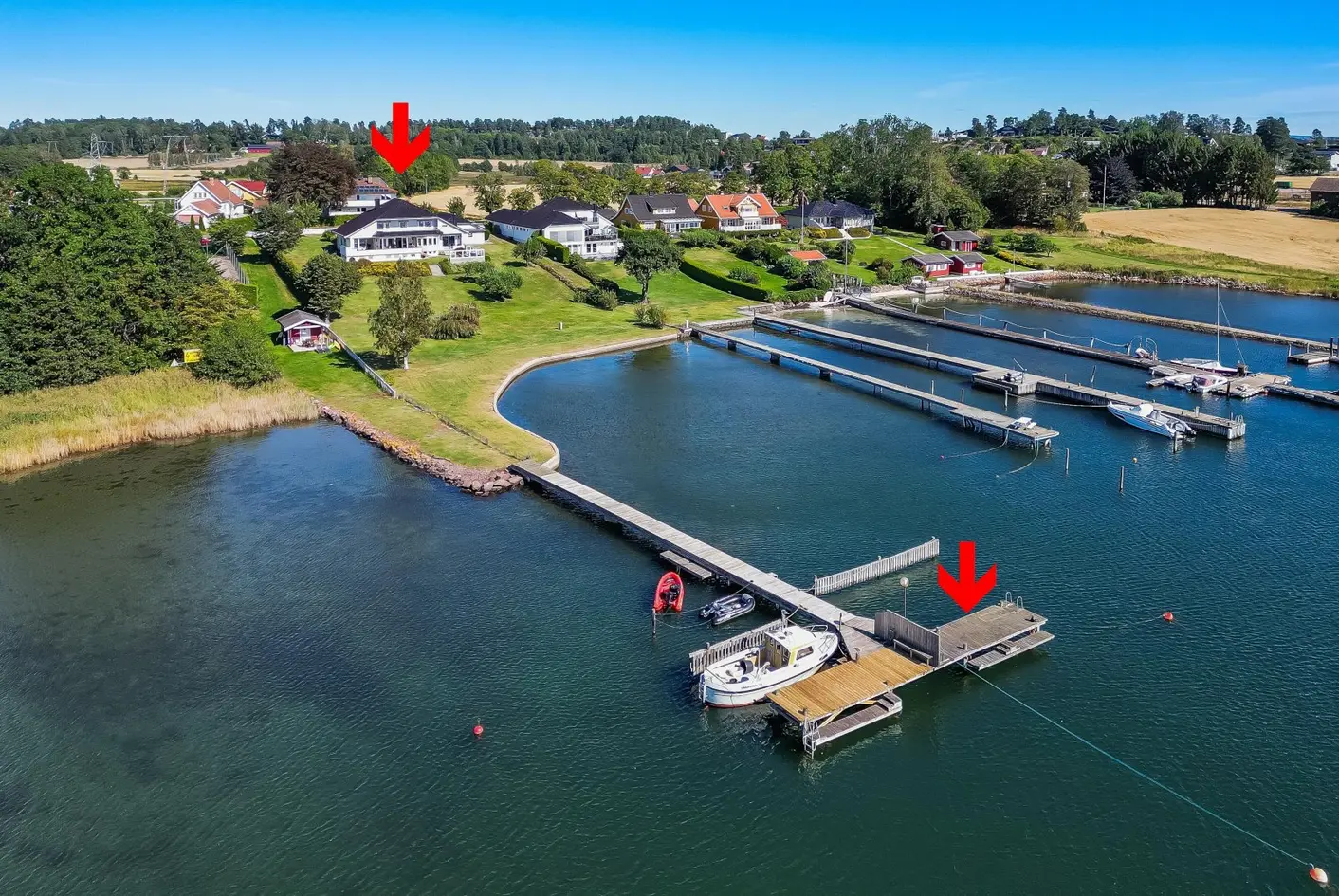 Nydelig sjøeiendom på hele 4,2 mål tomt - Vestvendt med seneste sol - Brygge - Stor garasje - Ingen Boplikt!