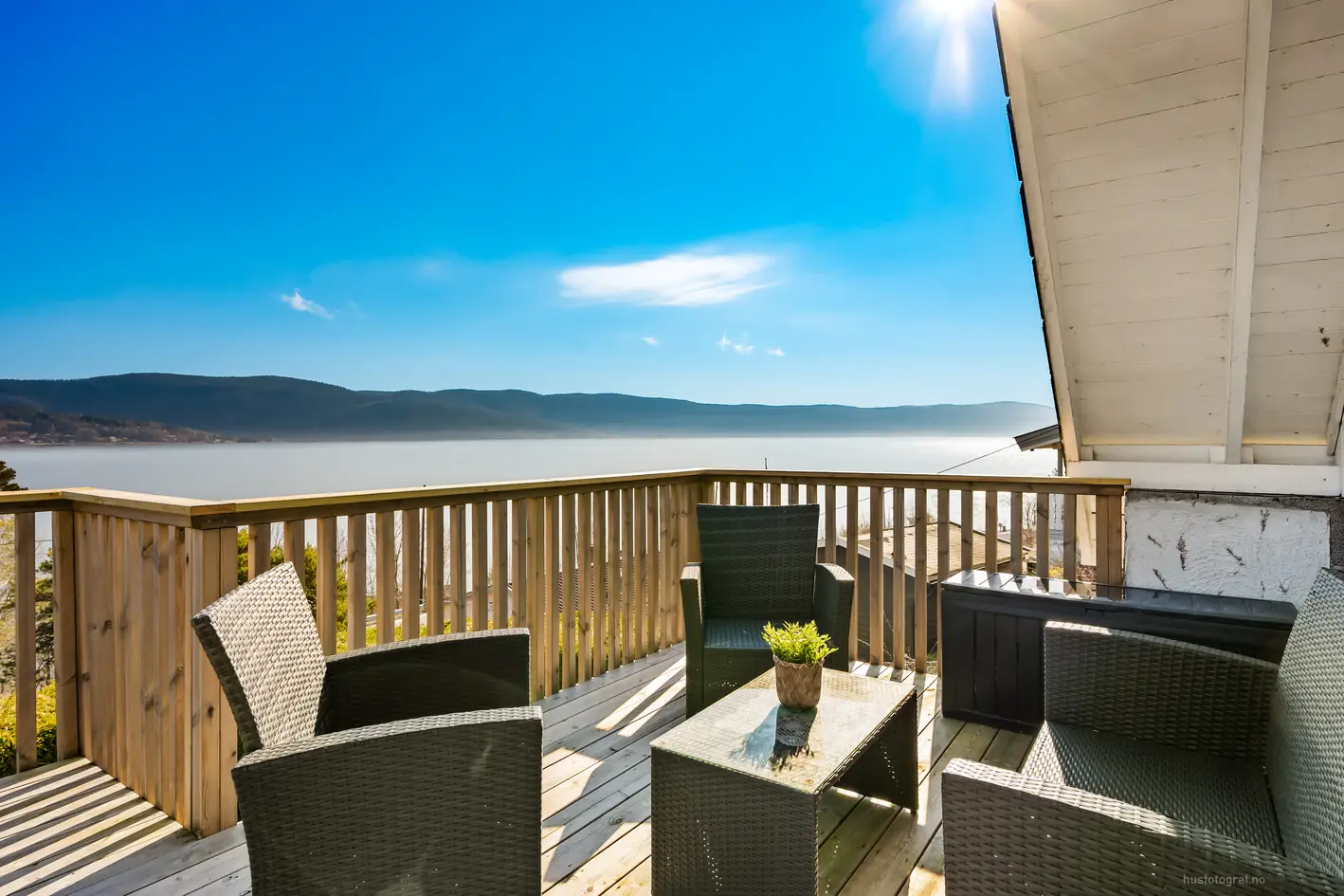 Pen og innholdsrik enebolig med 3 etasjer. Kjøkken fra 2021. Fantastisk utsikt over Drammensfjorden. Rett ved strand. photo 2