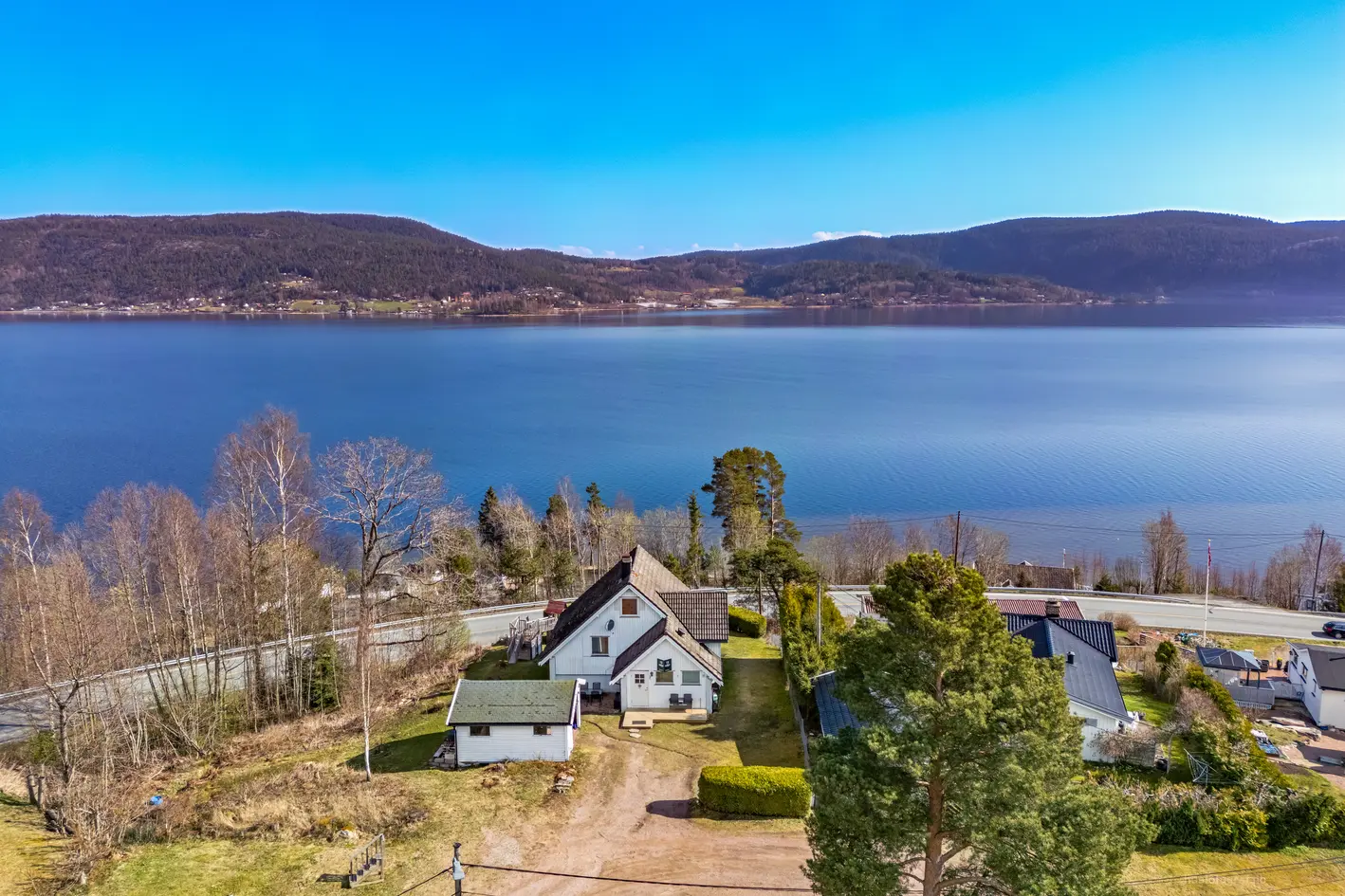 Pen og innholdsrik enebolig med 3 etasjer. Kjøkken fra 2021. Fantastisk utsikt over Drammensfjorden. Rett ved strand.