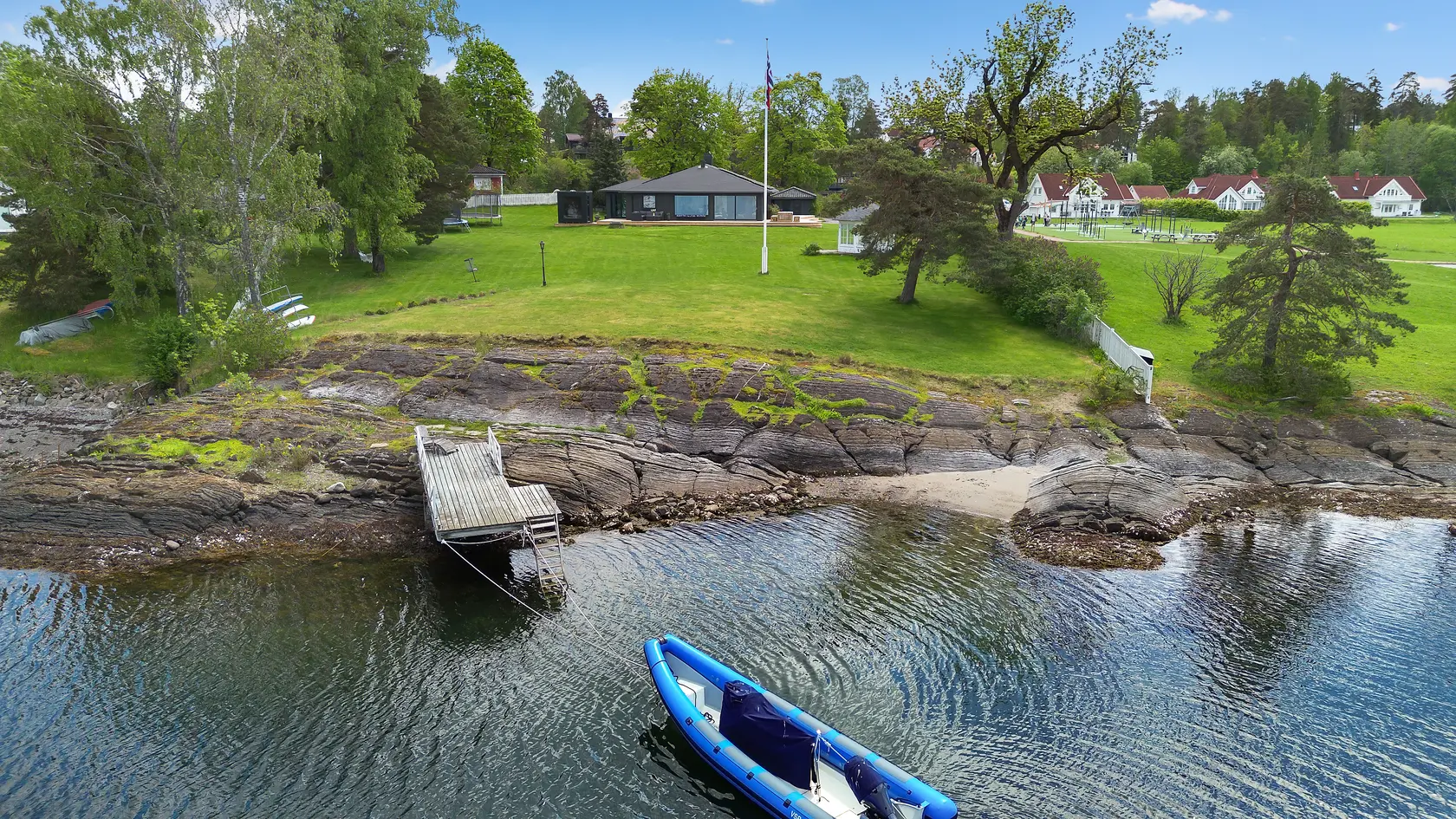 En sjelden oase ved sjøen - Usjenert beliggenhet, strandlinje, brygge og nesten 6 mål fantastisk uteområde photo 2