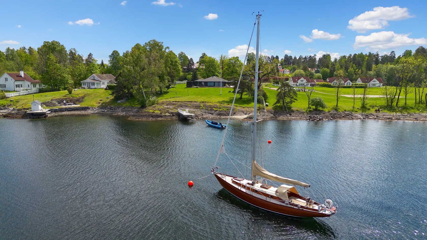 En sjelden oase ved sjøen - Usjenert beliggenhet, strandlinje, brygge og nesten 6 mål fantastisk uteområde photo 5