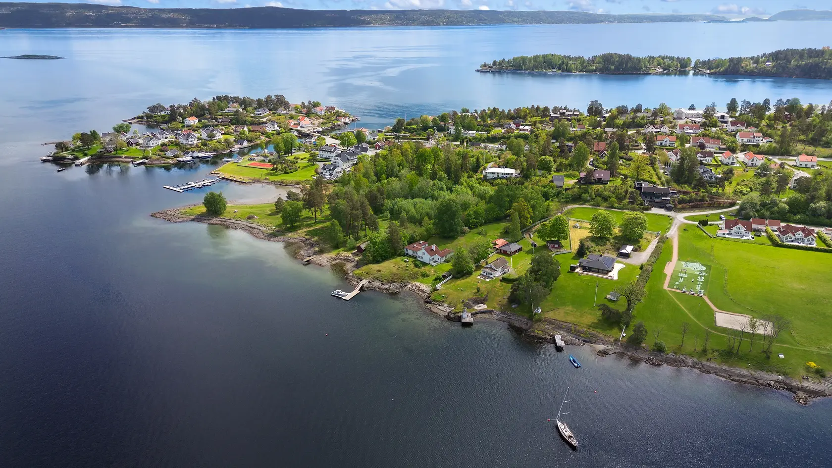 En sjelden oase ved sjøen - Usjenert beliggenhet, strandlinje, brygge og nesten 6 mål fantastisk uteområde photo 4