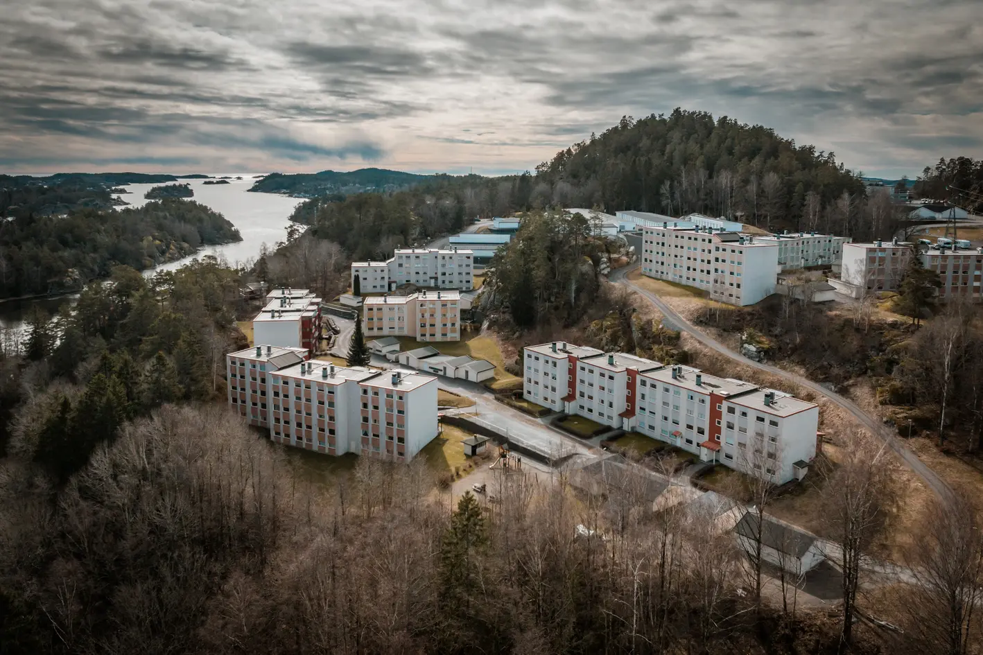 Lekker leilighet over 2 plan | Garasje med elbillader | God intern beliggenhet | 2 soverom | 13 kvm innglasset balkong, sandefjord