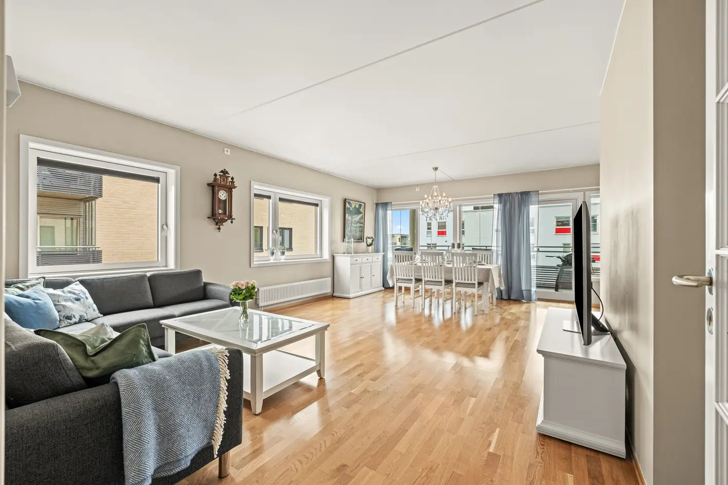 Innbydende og attraktiv 4-roms med sydvendt innglasset balkong på 16 m² i 5. etg| To garasjeplasser m/lademulighet| Heis - More