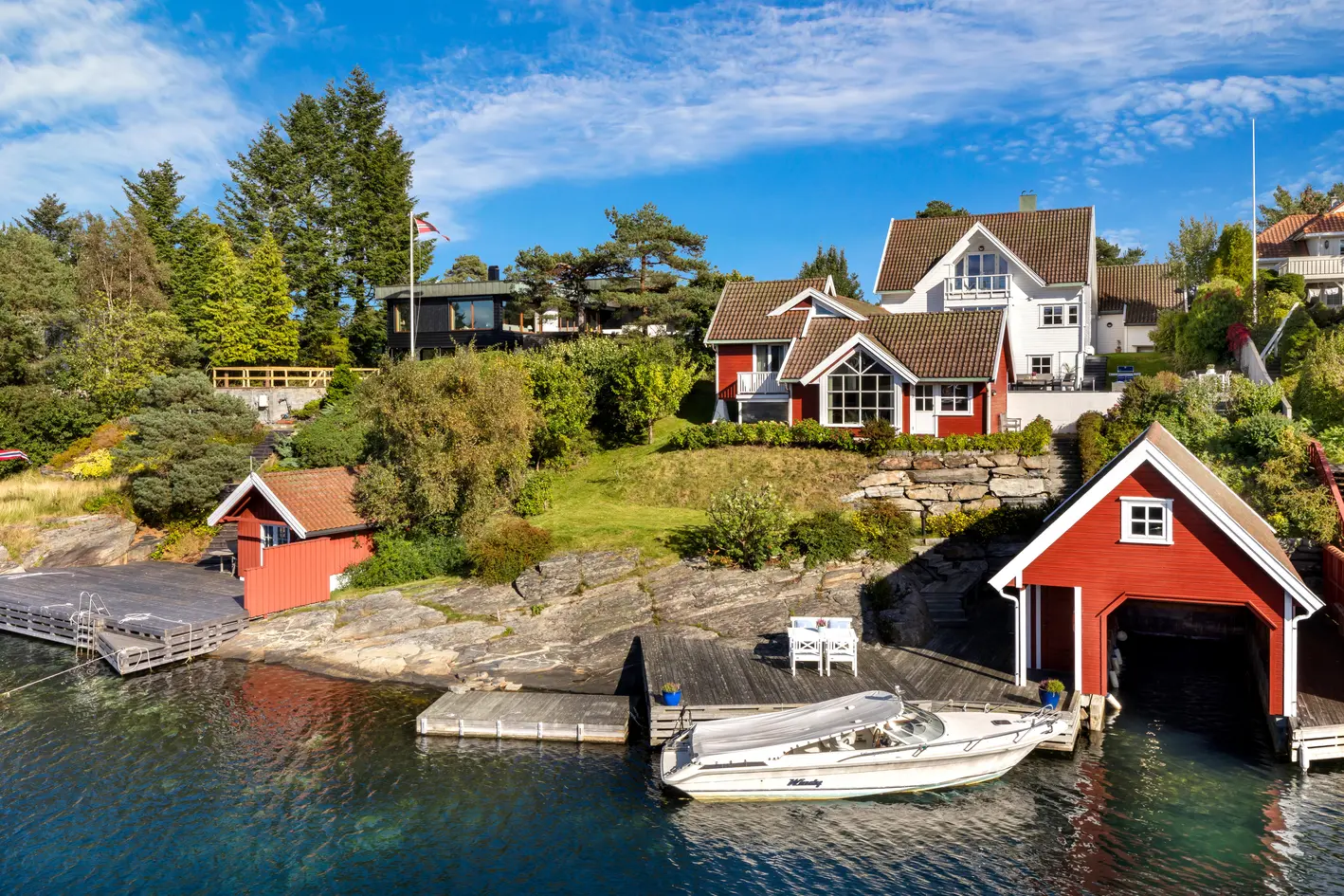 Nydelig strandeiendom med lang strandlinje, stort bryggeanlegg, båthus og svømmebasseng-Barnevennlig-Hus og hytte i ett!