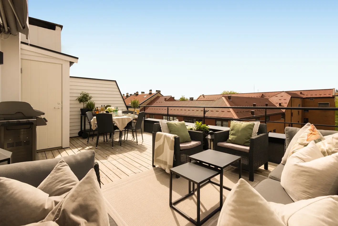 Gjennomgående toppleilighet med 23kvm privat, takterrasse + balkong. Løkkas beste solforhold. Alt inkl. i felleskost.