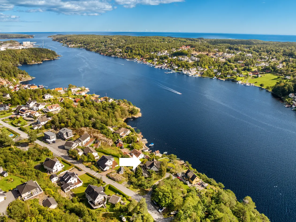 Bud mottatt - Innholdsrik enebolig med brygge, stor garasje & utestue beliggende i sjønære omgivelser - Ikke boplikt - View 2