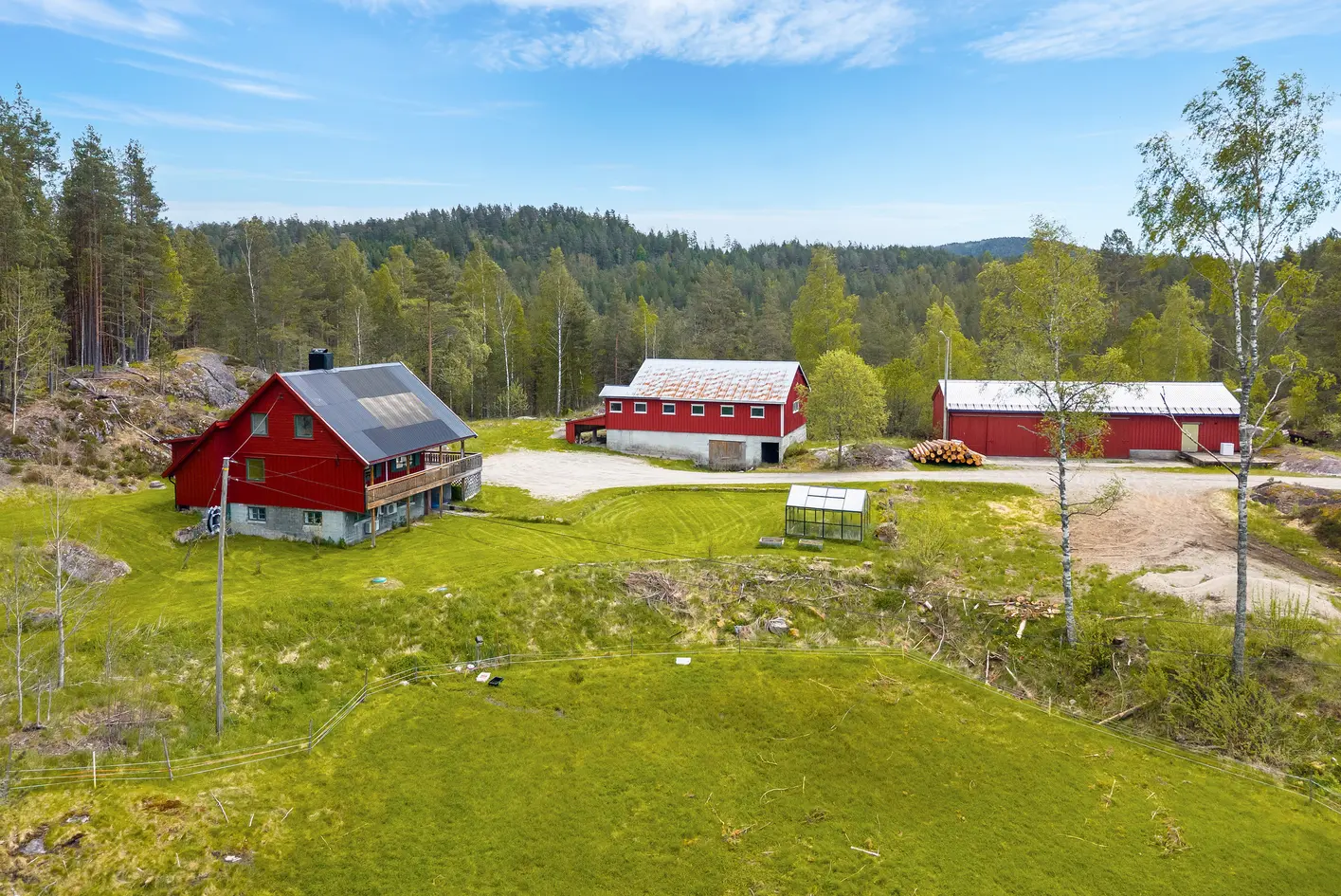 Idyllisk og sjarmerende småbruk på 14,75 mål – Usjenert tomt med låve, uthus, stor garasje -Landlig med stort potensiale photo 2