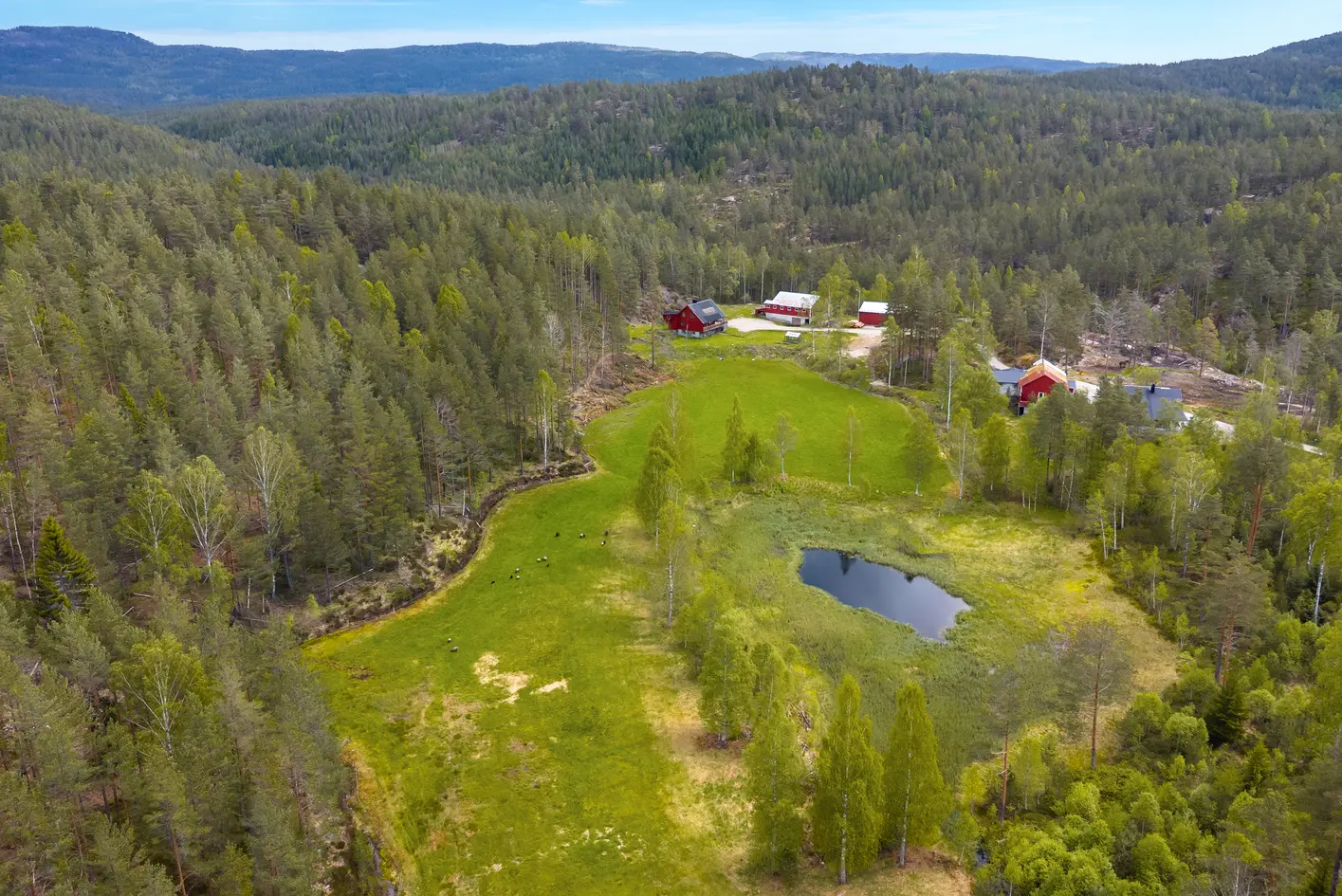 Idyllisk og sjarmerende småbruk på 14,75 mål – Usjenert tomt med låve, uthus, stor garasje -Landlig med stort potensiale photo 3