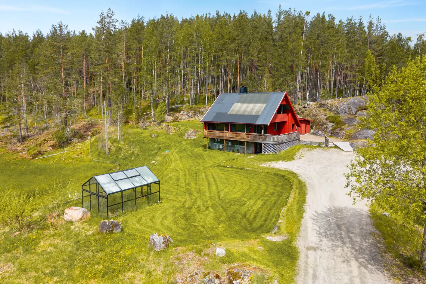 Idyllisk og sjarmerende småbruk på 14,75 mål – Usjenert tomt med låve, uthus, stor garasje -Landlig med stort potensiale photo 4
