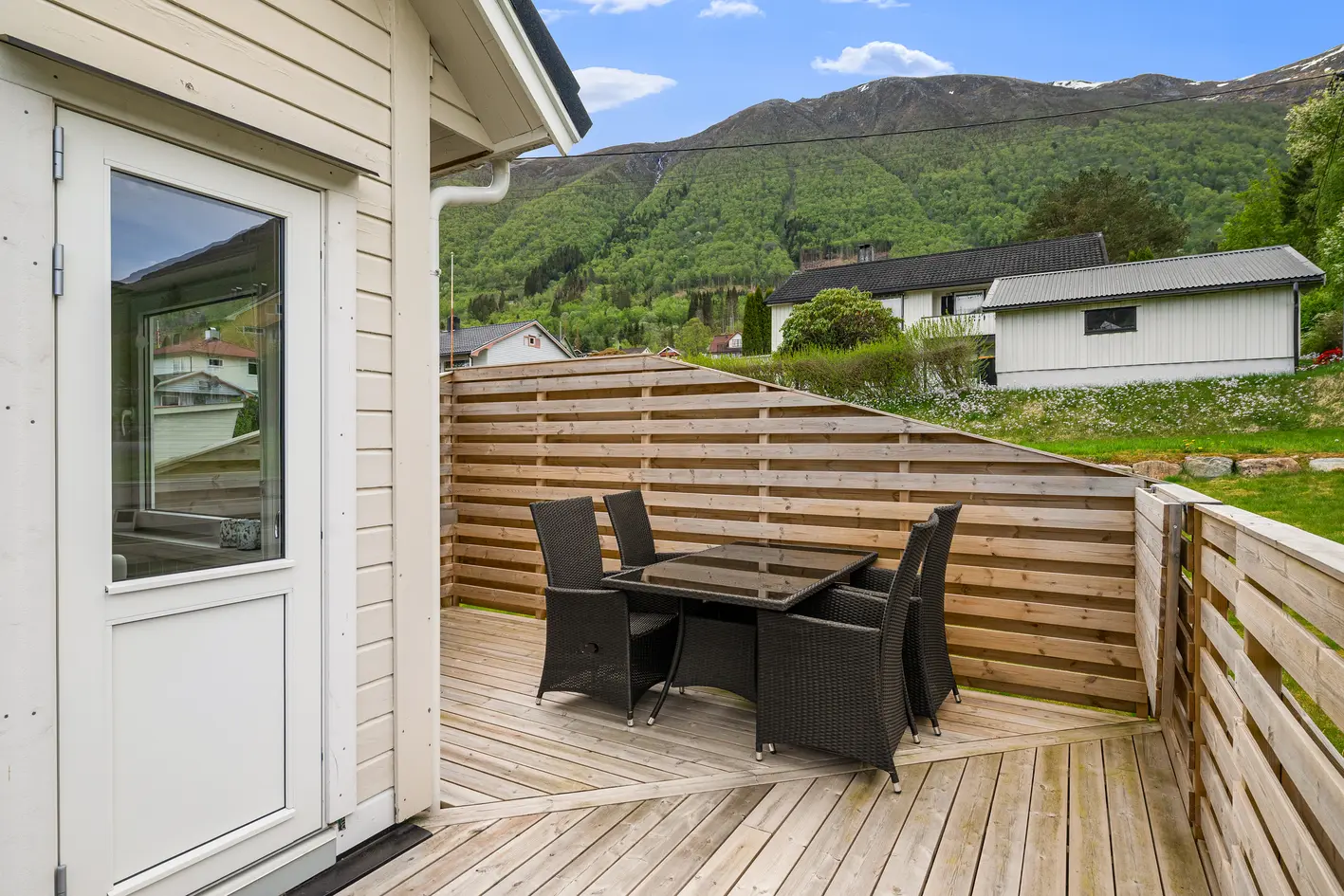 Fin enebolig med romslig hage og flott utsikt mot fjord og fjell | Nært dagligvarebutikk | Tomt på 933 m² | Garasjeplass - View 6