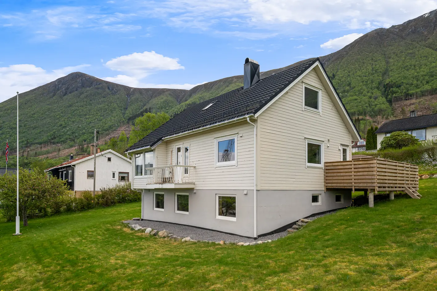 Fin enebolig med romslig hage og flott utsikt mot fjord og fjell | Nært dagligvarebutikk | Tomt på 933 m² | Garasjeplass
