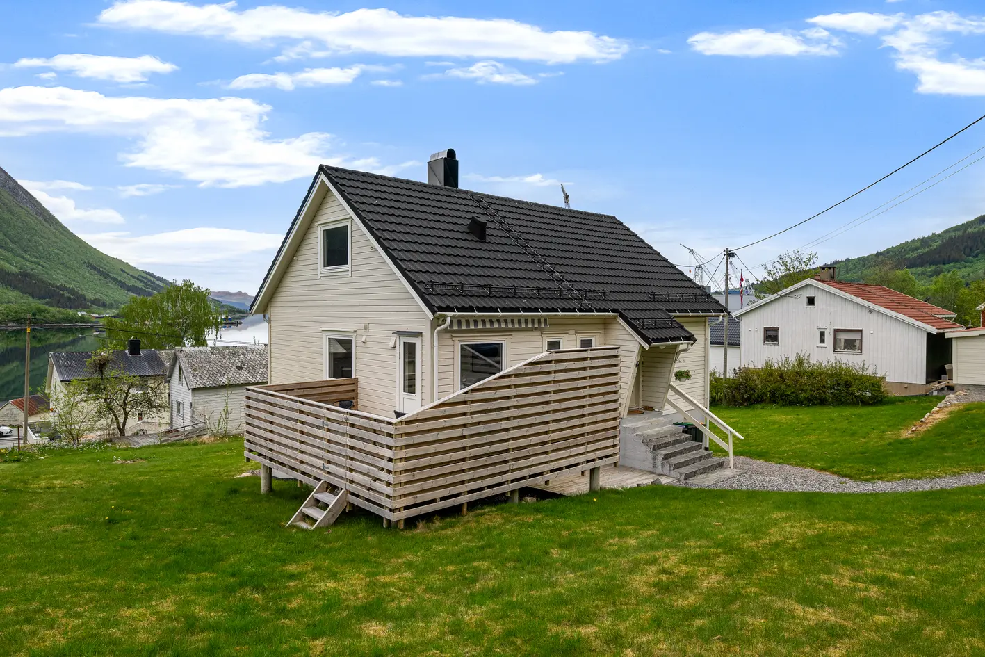 Fin enebolig med romslig hage og flott utsikt mot fjord og fjell | Nært dagligvarebutikk | Tomt på 933 m² | Garasjeplass - View 2