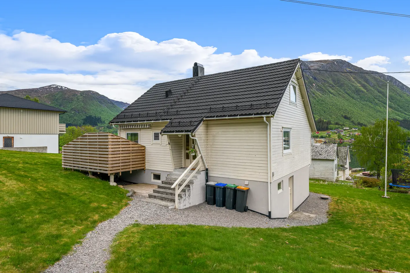 Fin enebolig med romslig hage og flott utsikt mot fjord og fjell | Nært dagligvarebutikk | Tomt på 933 m² | Garasjeplass - View 3