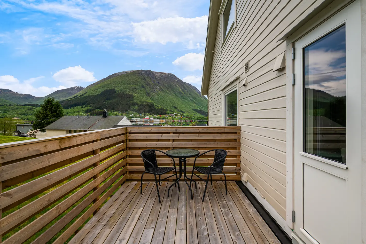 Fin enebolig med romslig hage og flott utsikt mot fjord og fjell | Nært dagligvarebutikk | Tomt på 933 m² | Garasjeplass - View 4