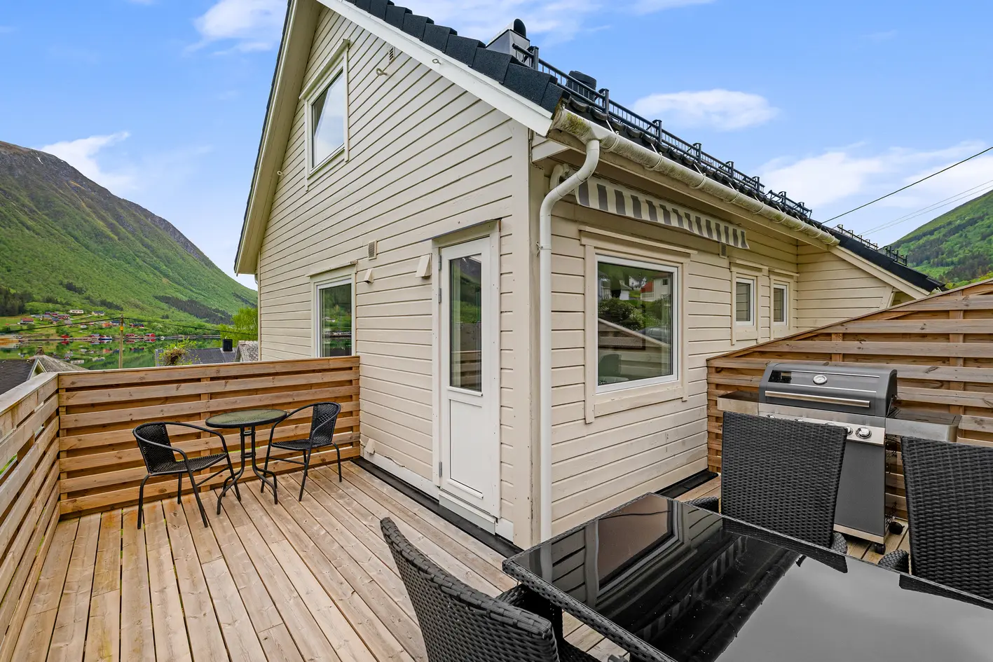 Fin enebolig med romslig hage og flott utsikt mot fjord og fjell | Nært dagligvarebutikk | Tomt på 933 m² | Garasjeplass - View 5