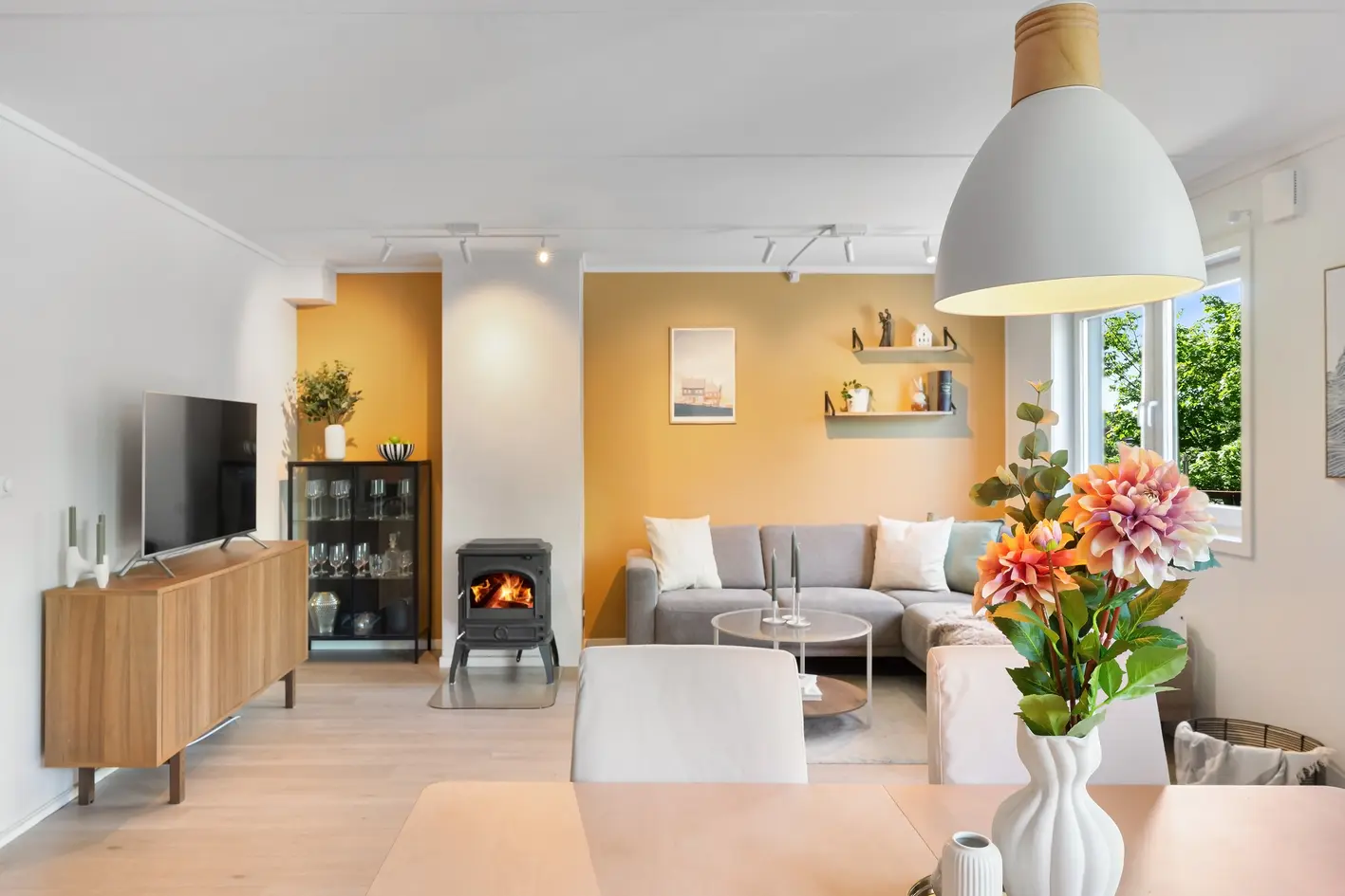 Tiltalende endeleilighet m/stor og solrik terrasse og utgang til felleshage -Parkering -Peis -Nærhet til byen og marka - View 3