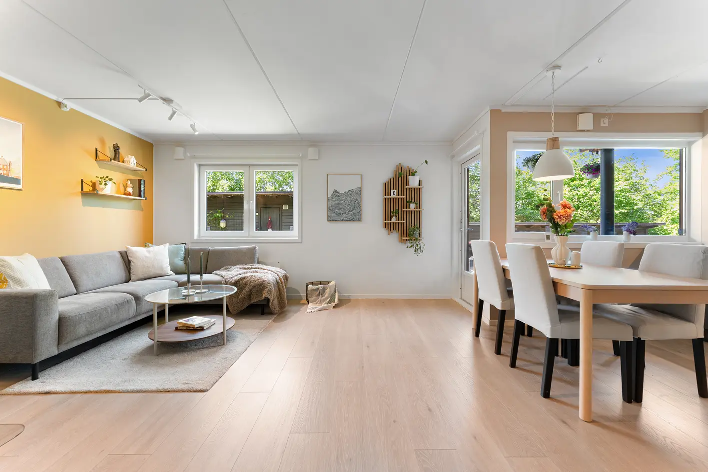 Tiltalende endeleilighet m/stor og solrik terrasse og utgang til felleshage -Parkering -Peis -Nærhet til byen og marka - View 6