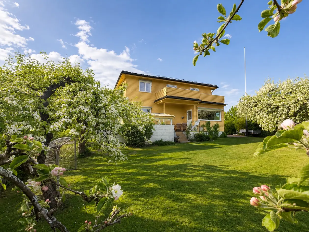 Klassisk villa oppgradert med bergvarme! Romslig og god planløsning, flott hage med sol fra morgen til kveld! Garasje!