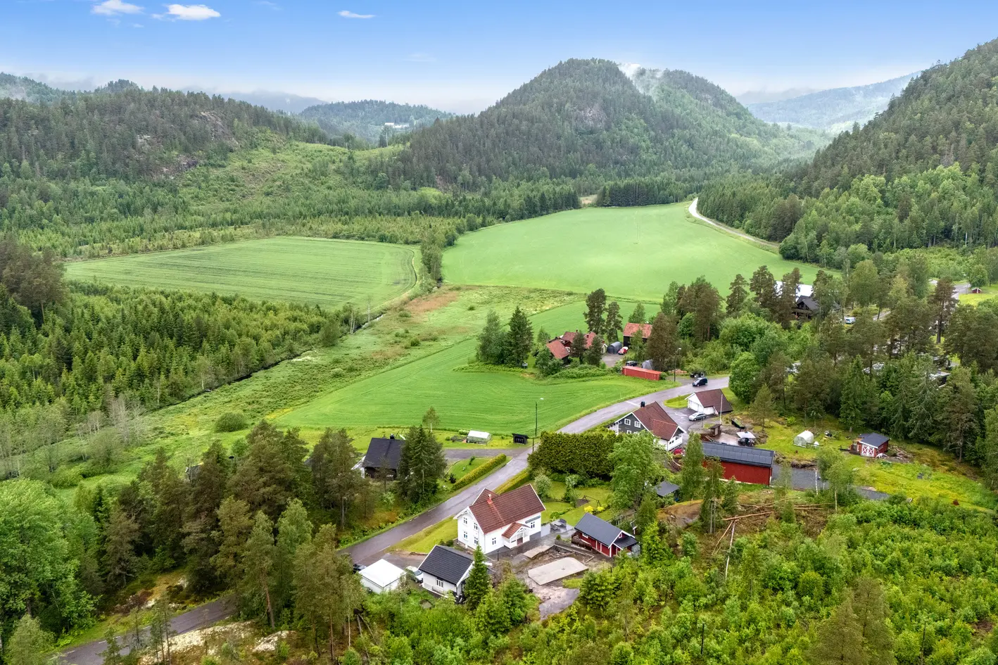 Landlig og idyllisk beliggende enebolig på frodig og naturskjønt tun. Over 2,4 mål tomt. Dobbelgarasje og uthus. - View 2