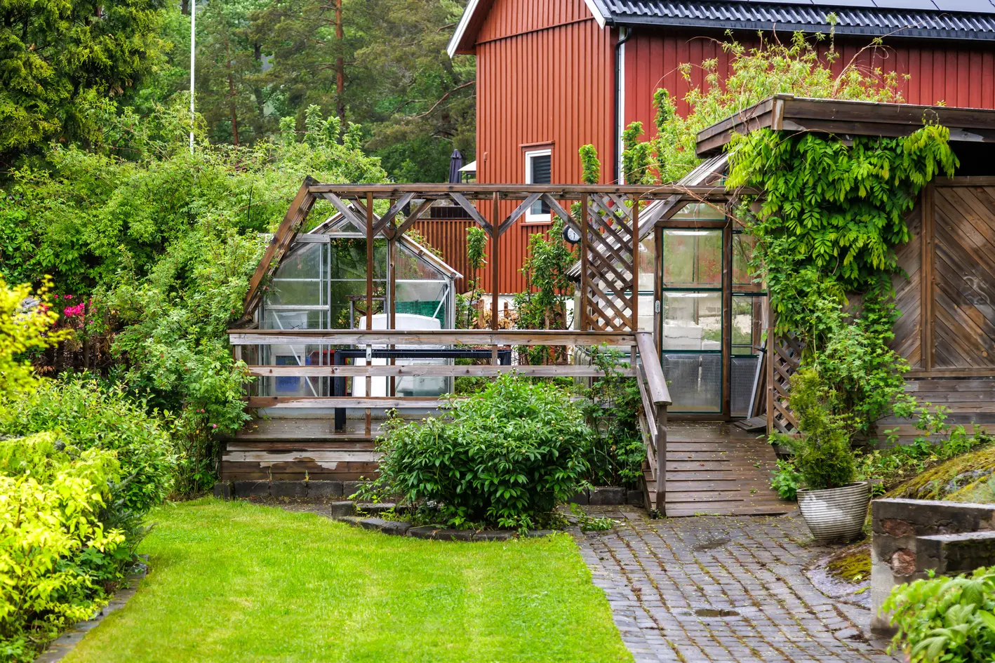 Landlig og idyllisk beliggende enebolig på frodig og naturskjønt tun. Over 2,4 mål tomt. Dobbelgarasje og uthus. - View 5