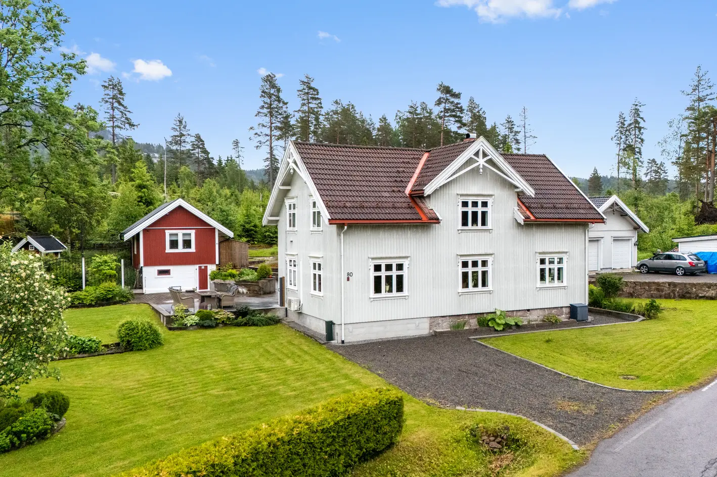 Landlig og idyllisk beliggende enebolig på frodig og naturskjønt tun. Over 2,4 mål tomt. Dobbelgarasje og uthus. - View 3