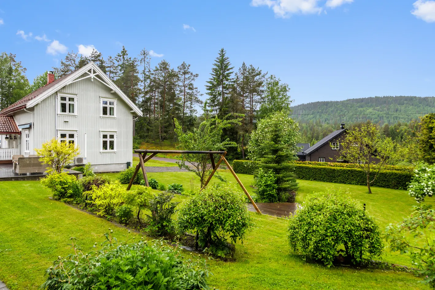 Landlig og idyllisk beliggende enebolig på frodig og naturskjønt tun. Over 2,4 mål tomt. Dobbelgarasje og uthus. - More