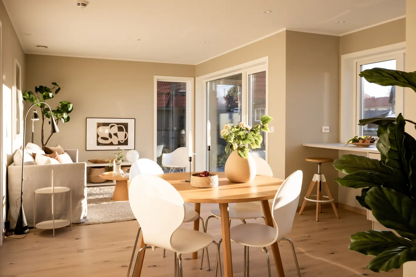 Eksklusiv og luftig 3-roms fra 2025 med balkong + privat takterrasse med flott utsikt. 2 sov/2 bad. Garasje og bergvarme photo 3