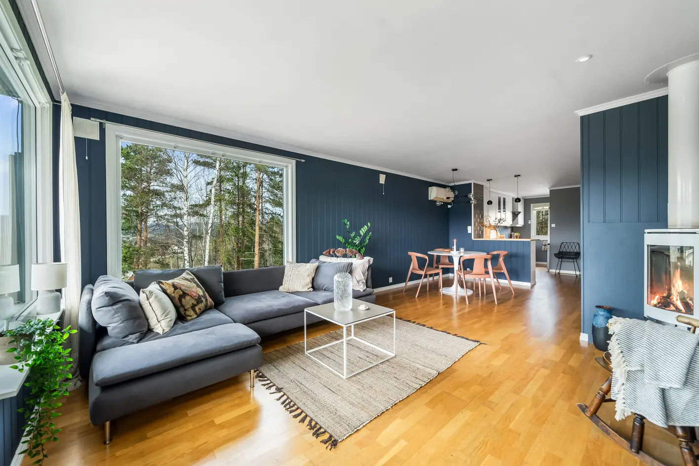 Lekker endeleilighet med 3 sov, nyere kjøkken og bad! Stor veranda med fantastisk utsikt. Garasje i rekke. - View 2