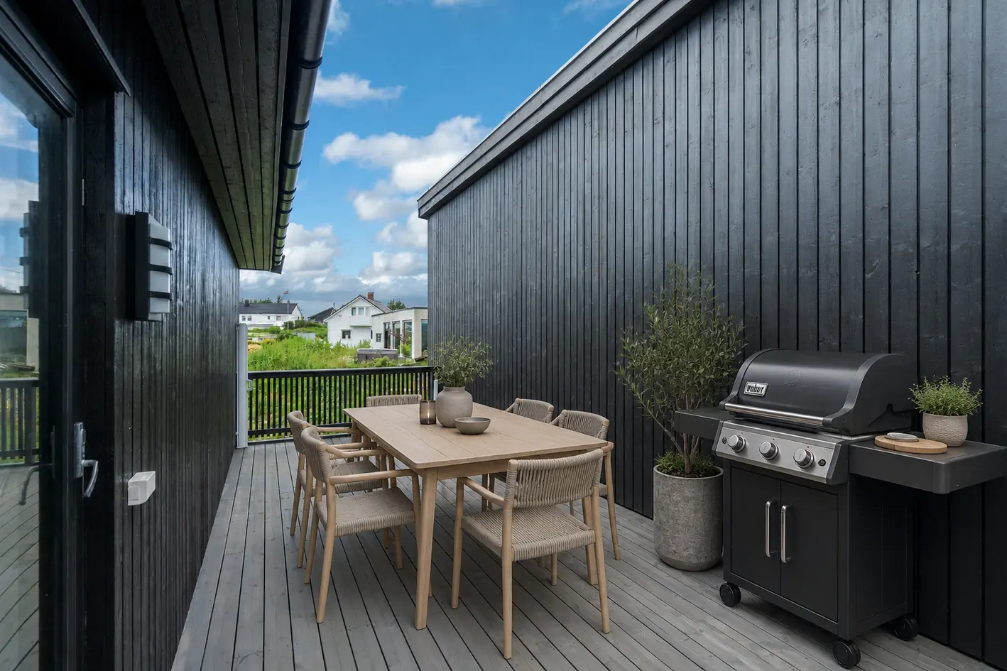 Moderne og innholdsrik familiebolig med barnevennlig beliggenhet - Carport - View 6