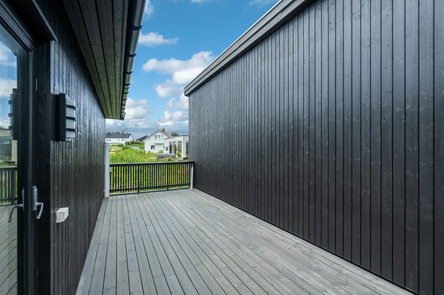 Moderne og innholdsrik familiebolig med barnevennlig beliggenhet - Carport - More