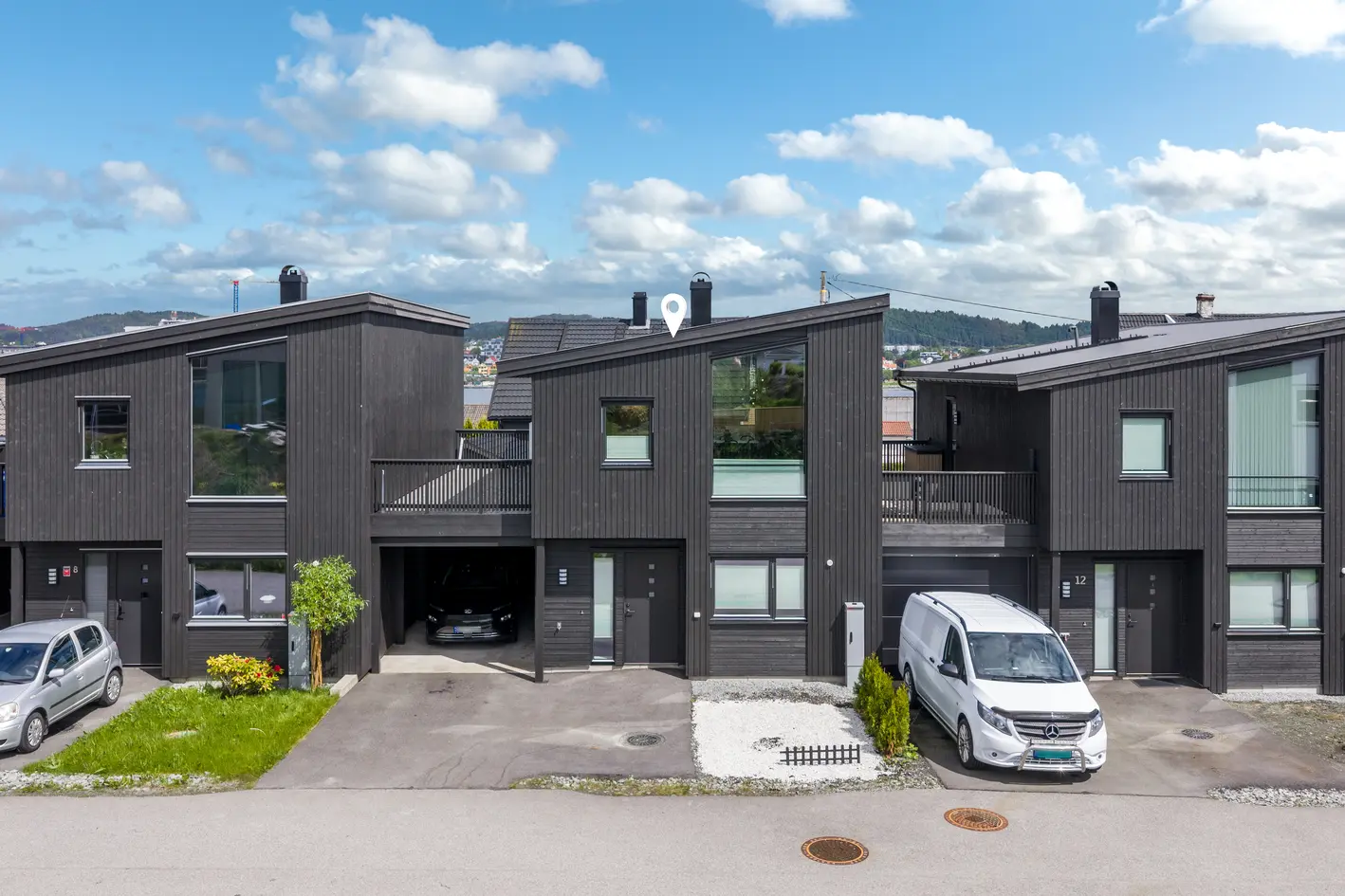 Moderne og innholdsrik familiebolig med barnevennlig beliggenhet - Carport