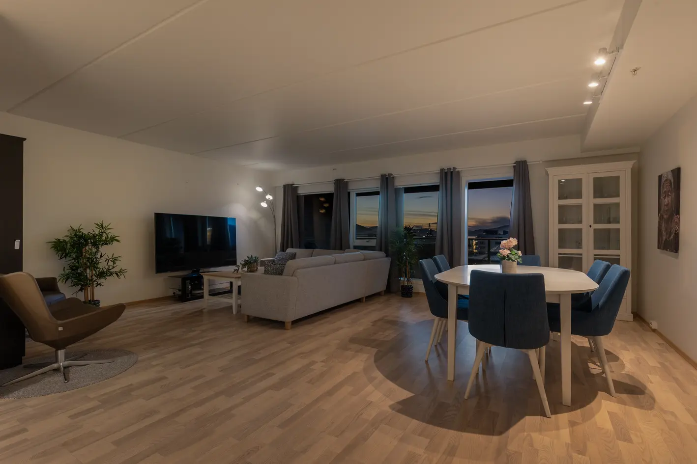 Nyere 3-roms andelsleilighet i 4. etasje med nydelig utsikt! Heis og parkeringskjeller | Takterrasse - More