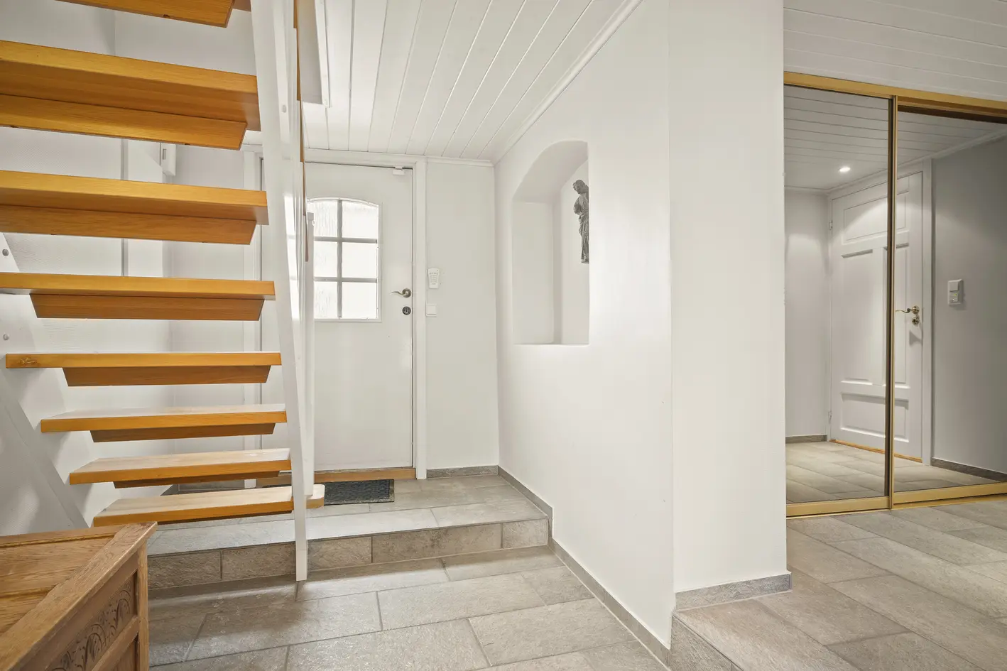 Sjarmerende bolig i idylliske Gamle Drøbak|Solrike uteplasser|Kort vei til sjøen og sentrum|Hyggelig utsyn mot fjorden - More
