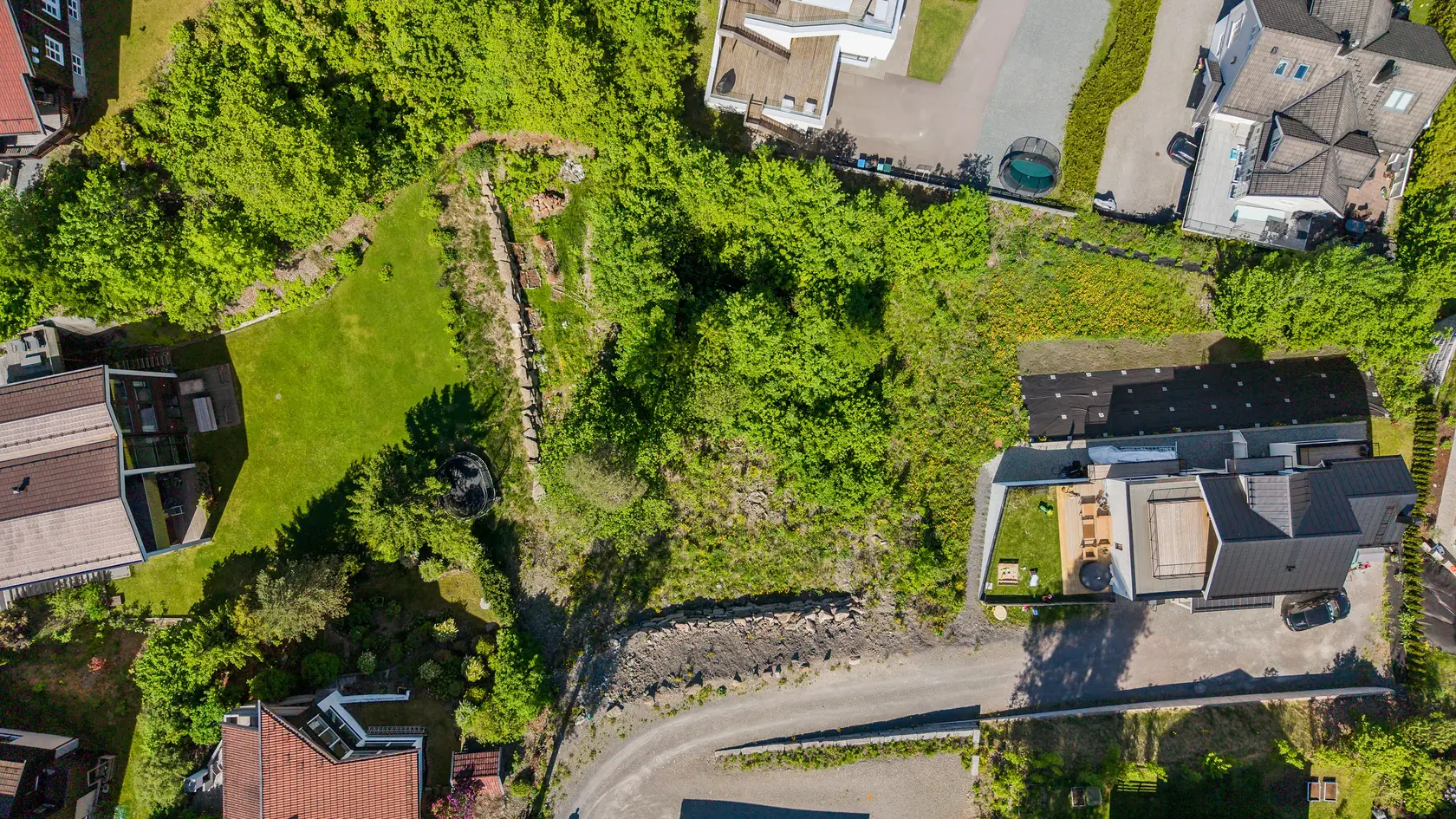 Eksklusiv tomt på Mellom-Nes. Solrikt, sjøutsikt og nærhet til badestrand og båtplass. 1,2 mål. Se video! photo 5