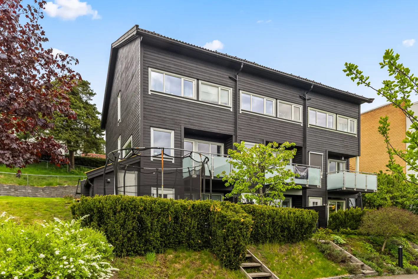 Stor (182 kvm), sydvendt familiebolig m/takterrasse, fjordutsikt, hybel og garasje.