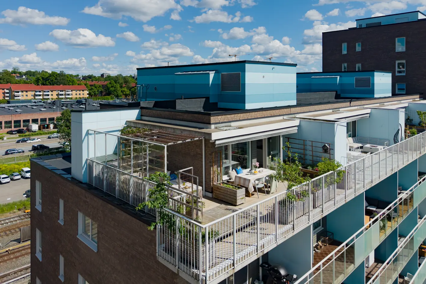 Attraktiv & usjenert toppleilighet | 49m² privat takterrasse m/fjordutsikt | Nyslipt parkett 26 | Fjernvarme | Parkering, oslo