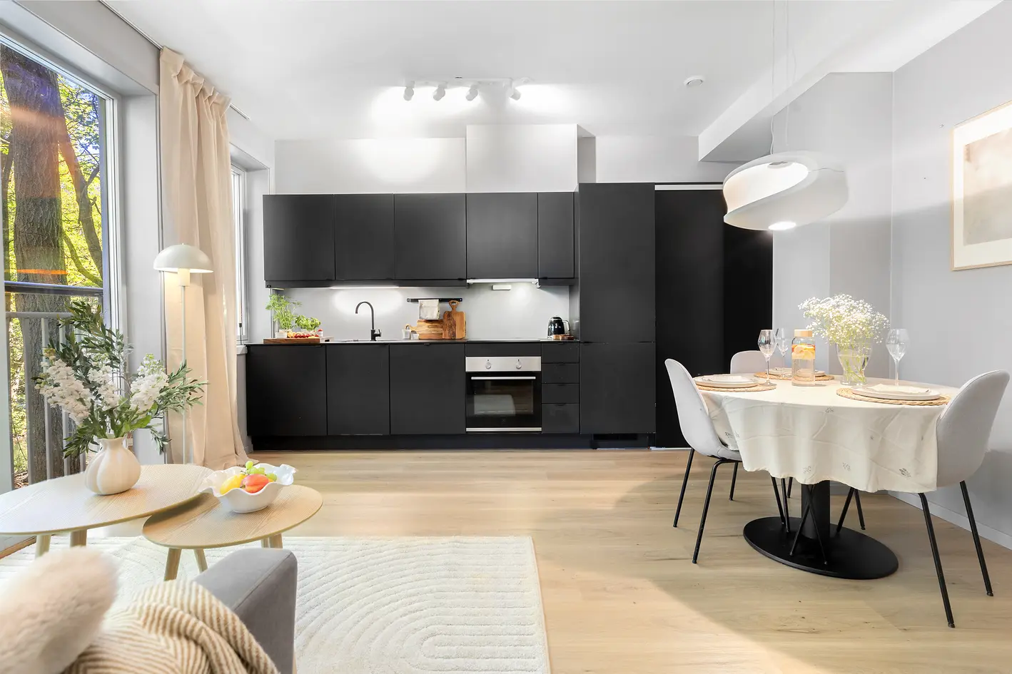Bo naturskjønt over to plan med utleiemulighet. Standard fra 2021. Privat takparsell på 10 m² og felles takterrasse.