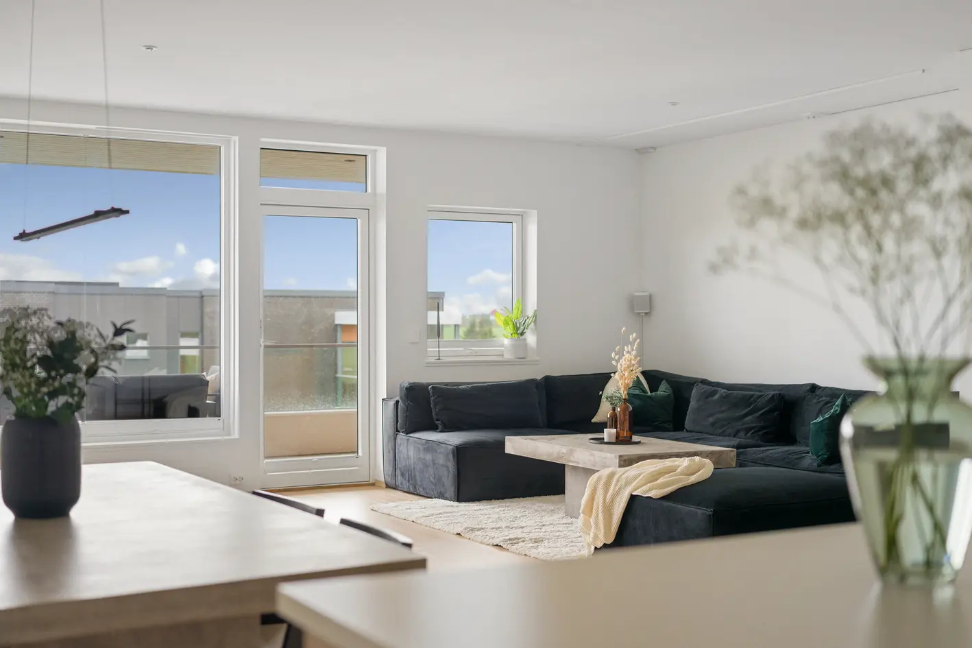 Skikkelig fin og romslig toppleilighet med stor balkong og nydelig utsikt. 2 soverom, heis og parkering i lukket anlegg  photo 3