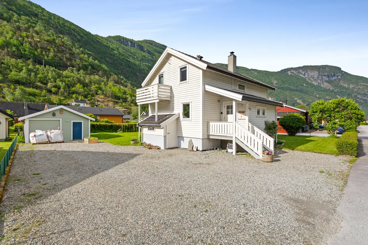 Flott familiebustad over tre plan i barnevenleg og sentrumsnært buområde på Lærdalsøyri. photo 5