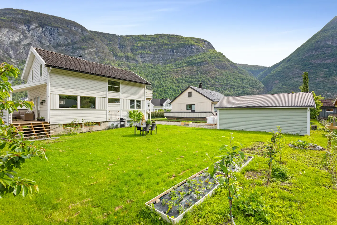 Flott familiebustad over tre plan i barnevenleg og sentrumsnært buområde på Lærdalsøyri. photo 3