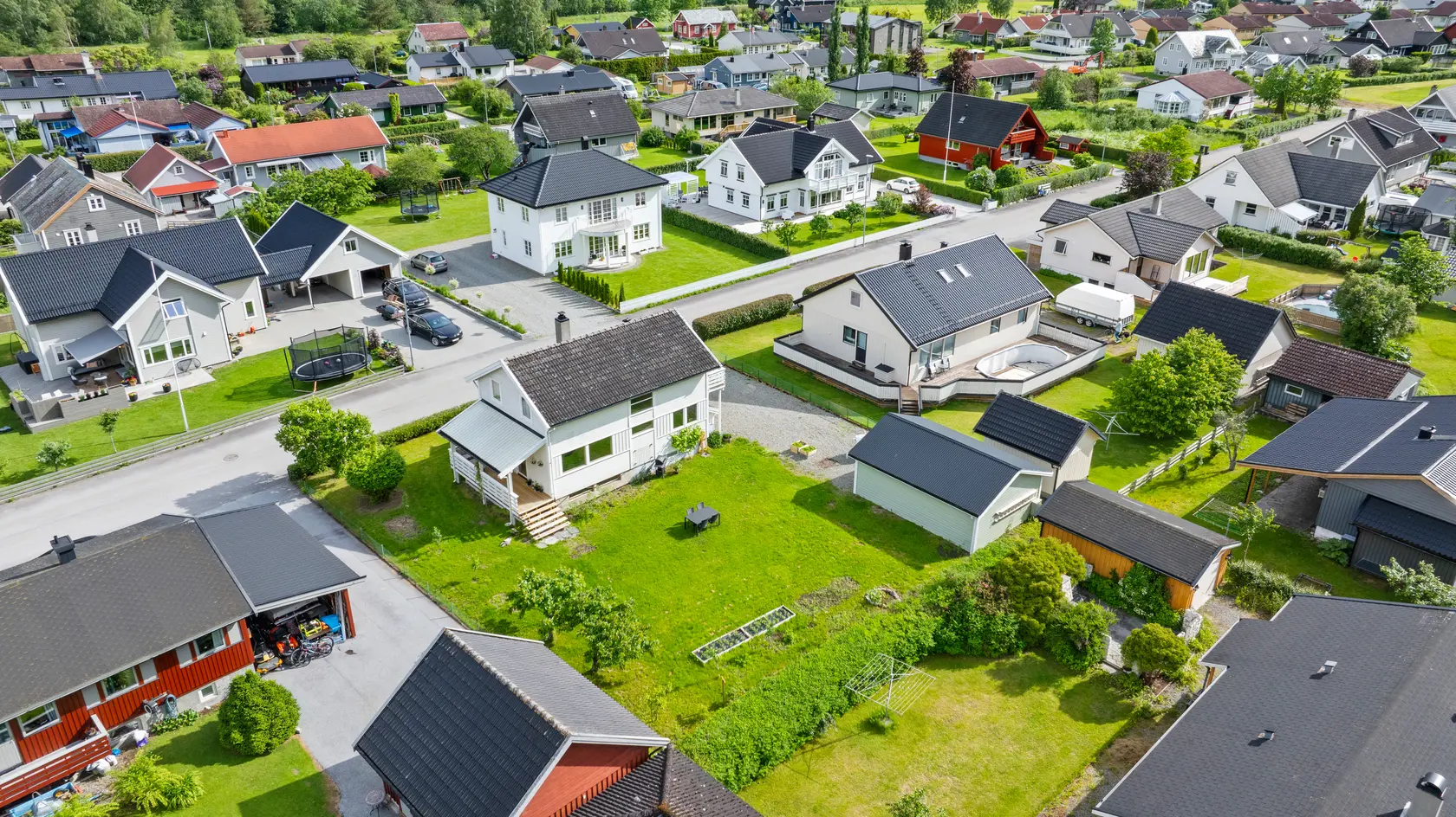 Flott familiebustad over tre plan i barnevenleg og sentrumsnært buområde på Lærdalsøyri. photo 4