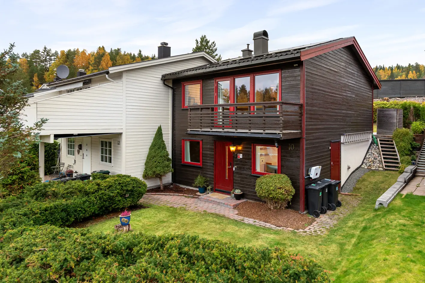 Halvpart av tomannsbolig med solrik hage og terrasse - Garasje - Kjøkken fra 2021 - Vinduer/balkongdører fra 2020