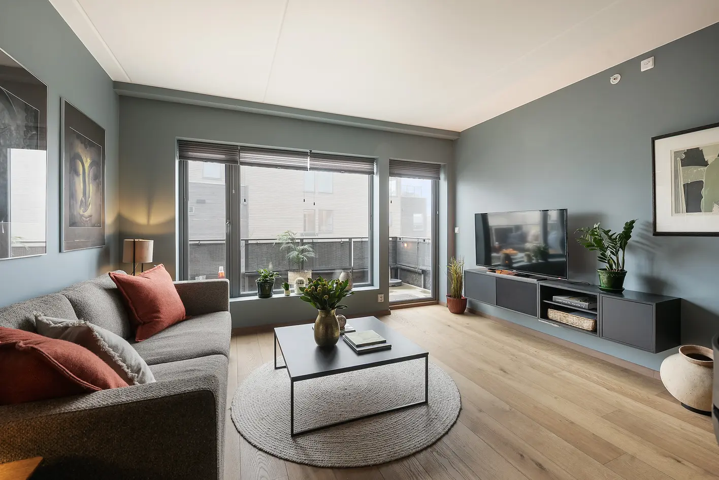 Lekker og moderne 2-roms fra 2023 med høy standard, solrik terrasse, stor bod og p-plass m/lader | IN-ordning