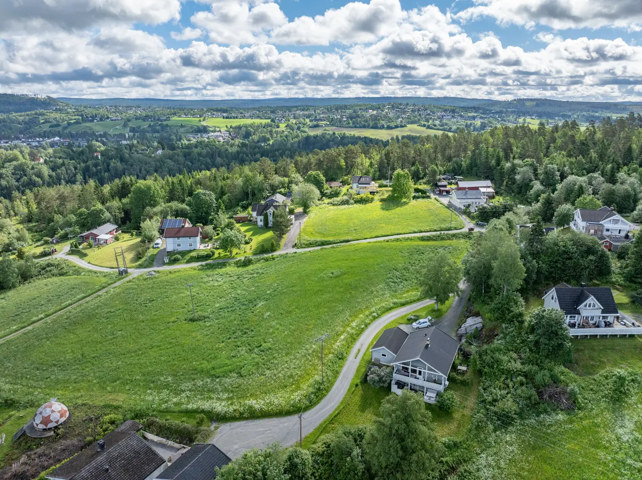 Romslig tomt på 8,8 mål fordelt på to teiger. Hovedteig i flott, barnevennlig boligområde. Kort vei Eidsvoll stasjon. photo 5