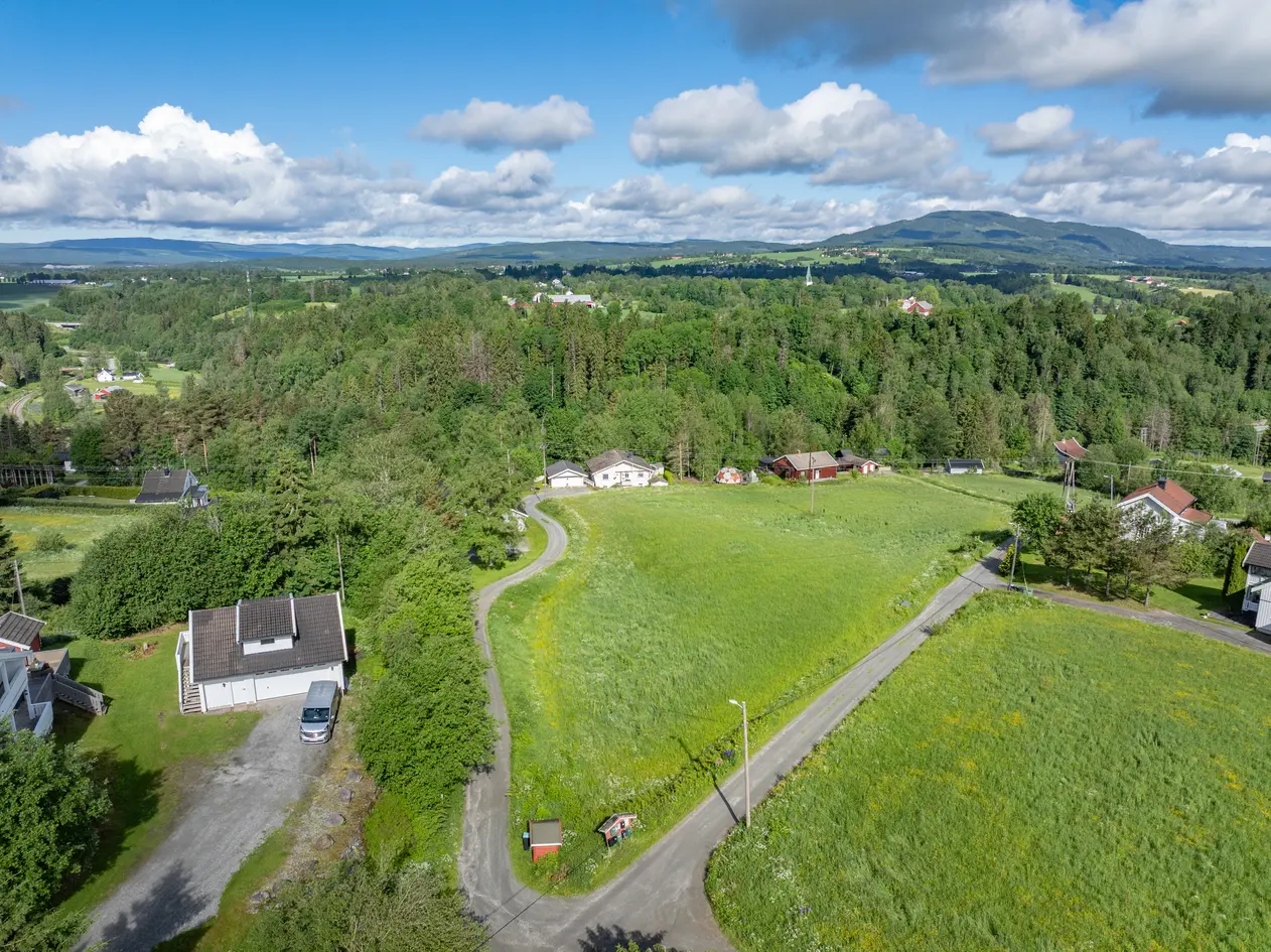 Romslig tomt på 8,8 mål fordelt på to teiger. Hovedteig i flott, barnevennlig boligområde. Kort vei Eidsvoll stasjon.