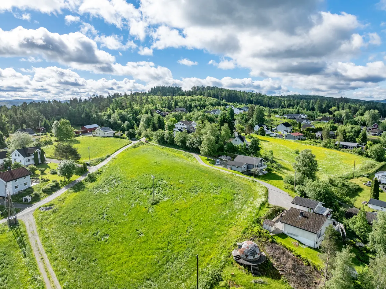 Romslig tomt på 8,8 mål fordelt på to teiger. Hovedteig i flott, barnevennlig boligområde. Kort vei Eidsvoll stasjon. photo 3