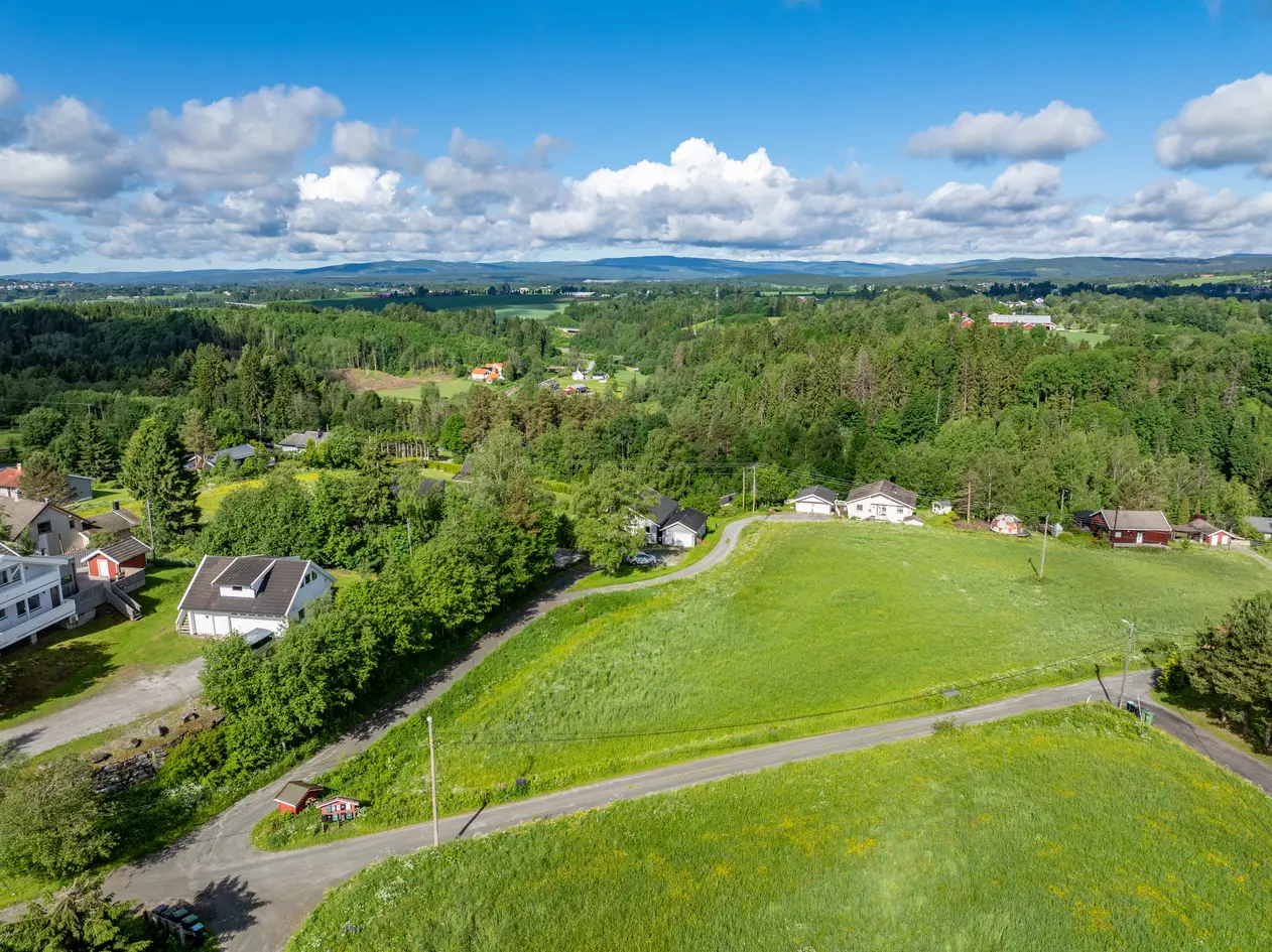 Romslig tomt på 8,8 mål fordelt på to teiger. Hovedteig i flott, barnevennlig boligområde. Kort vei Eidsvoll stasjon. photo 4