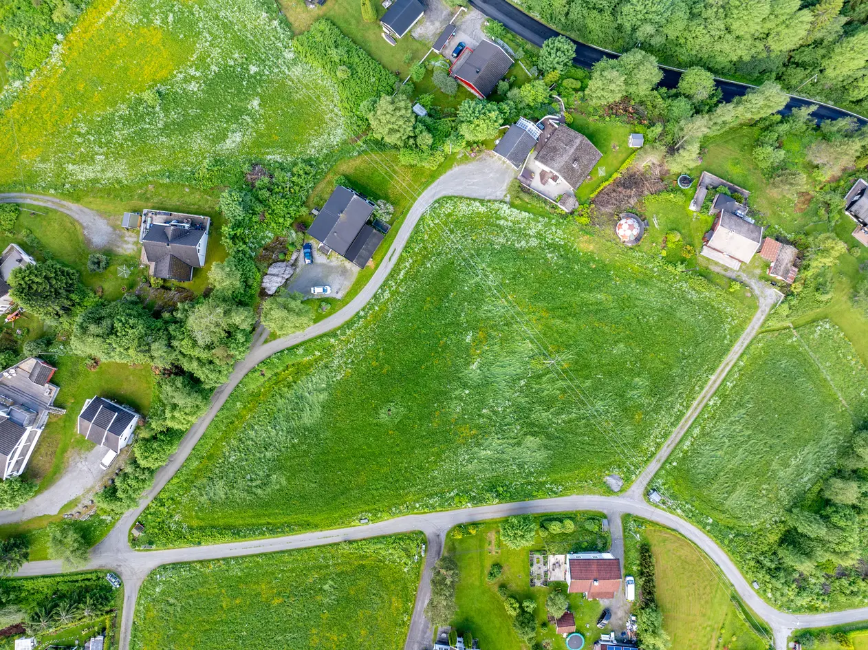 Romslig tomt på 8,8 mål fordelt på to teiger. Hovedteig i flott, barnevennlig boligområde. Kort vei Eidsvoll stasjon. photo 2