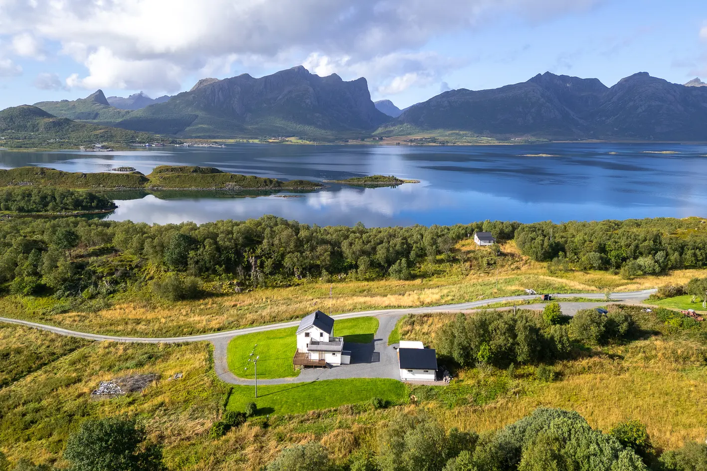 Vesterålen - innholdsrikt småbruk med meget god beliggenhet - solrikt, jakt og fiske - ca. 1 300 dekar photo 2